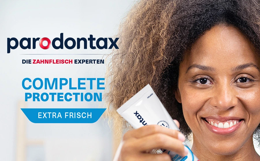 Frau mit parodontax Complete Protection Extra Frisch Zahnpasta.